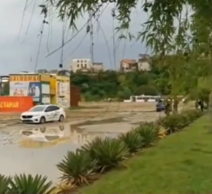 O mașină de poliție s-a împotmolit pe o plajă din Constanța / sursă foto: captură video