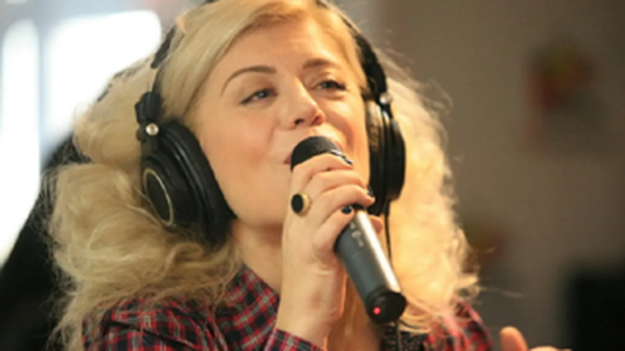 Loredana se relaxeaza si le tine pumnii celor doi Blues Brothers! Vezi la cine se refera