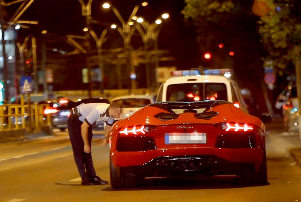 Mașina lui Adi Minune a fost oprită de un echipaj de la Poliția Rutieră pentru un control de rutină