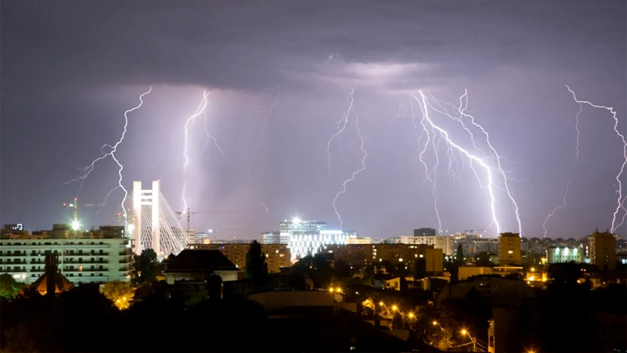 Meteorologii Accuweather anunță 3 zile consecutive de furtuni electrice în București. Pe ce dată se întâmplă