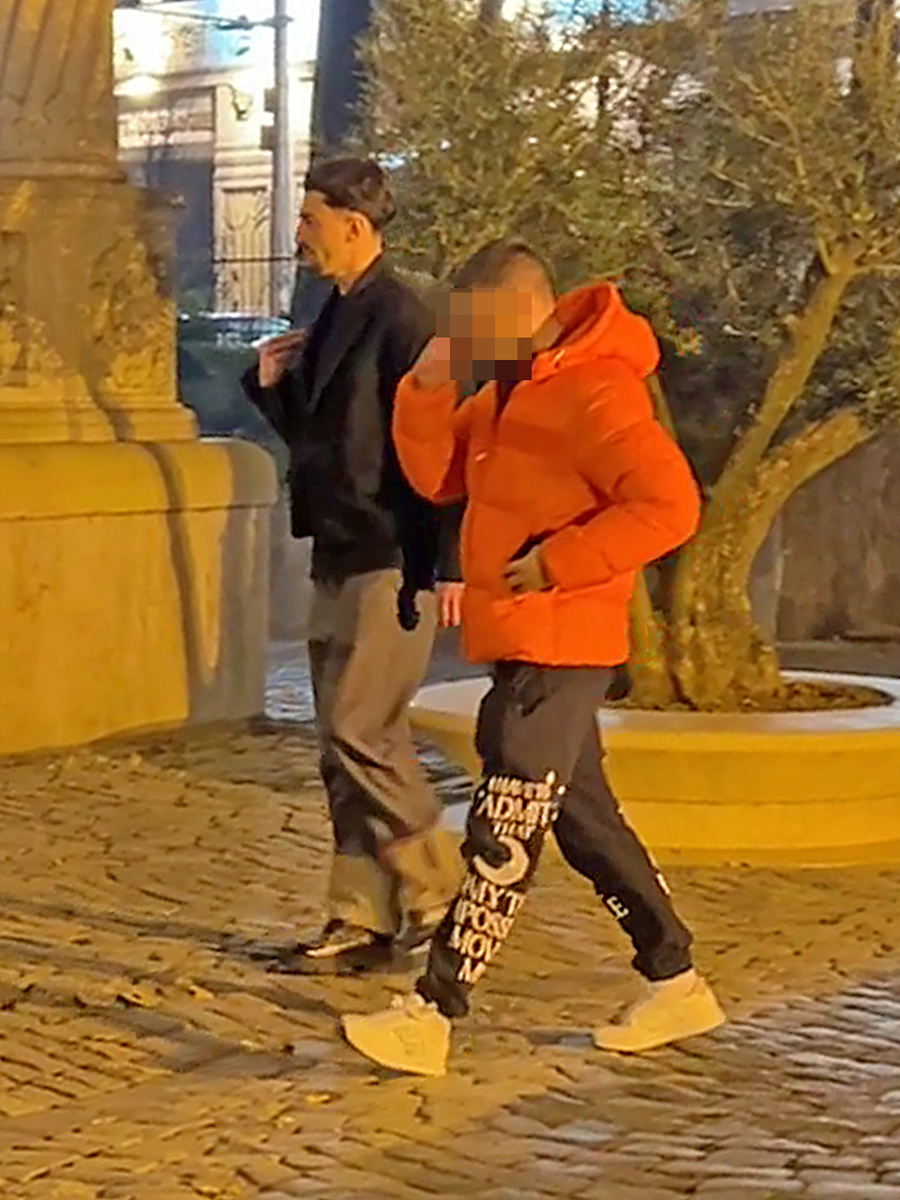 Andrei Vlad ajunge în curtea bisericii