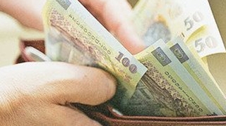 Un batran din Capitala a fost jefuit de doi cersetori, in fata bancomatului de unde scosese banii