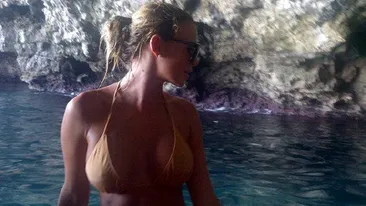 Marina Dina, cu sfarcurile la vedere pe  Facebook! Vezi cat de sexy e uda toata in mare!