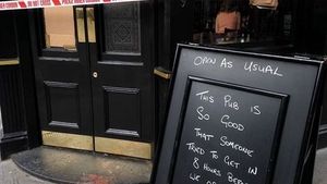 Acest bar a fost jefuit, dar proprietarii s-au folosit de asta pentru a-şi face publicitate. Vezi ce idee genială au avut! 