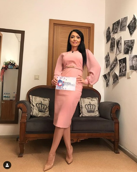 NU o recunoști! Poză în premieră cu Andreea Mantea în liceu, îmbrățișată senzual de un coleg