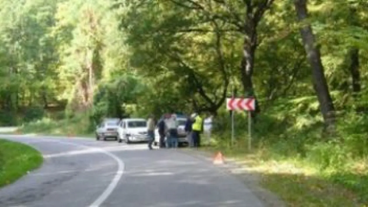 I-au găsit morți, în pădure, cu sticle de spirt lângă ei