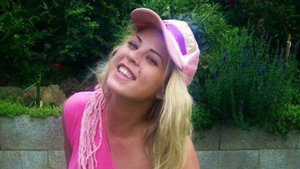 Roxana Nemes, mai provocatoare ca oricand! Sfarcurile blondei se vad in toata splendoarea