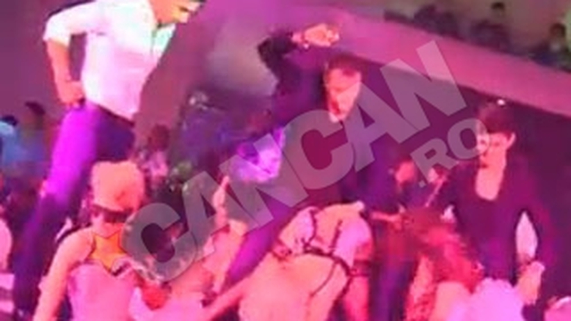 VIDEO Botezatu s-a dezlantuit de 1 Mai! A mimat sexul pe la spate cu o blonda intr-un club