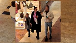 Cum am filmat-o pe Andra în forfota din mall. Soția lui Măruță a ieșit cu “bodyguarzii” la shopping