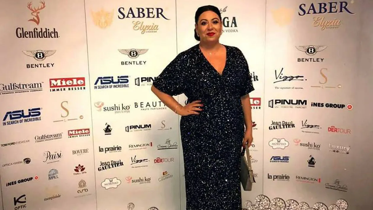 Imagine de colecţie cu Oana Roman! Ce decolteu, dar şi ce glezne subţiri avea în urmă cu aproape 10 ani