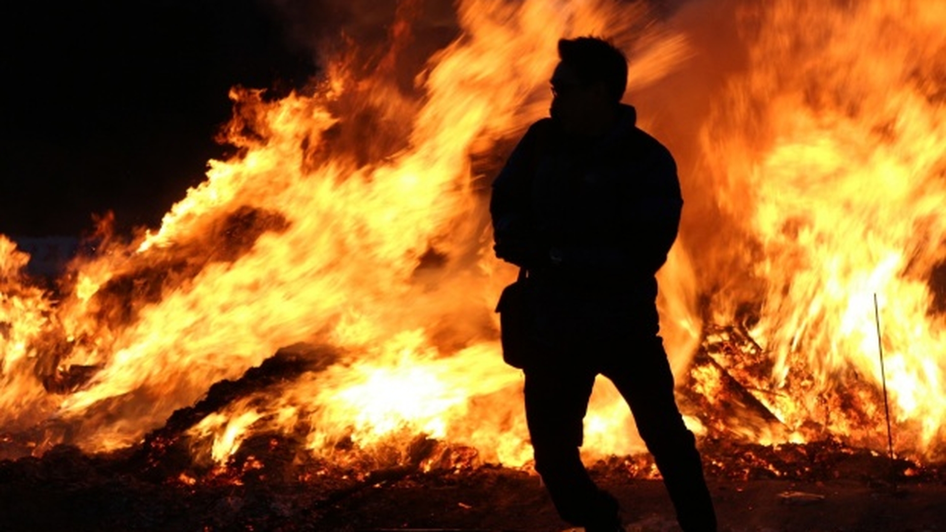 Un bărbat și-a dat foc pe stradă, după o ceartă violentă cu soția! A ars ca o torță / VIDEO