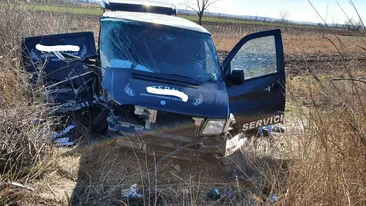 Un dric ce transporta o persoană decedată, printre maşinile implicate în accidentul de la Osica de Sus. FOTO&VIDEO