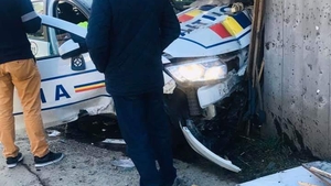 Accident spectaculos în Suceava! O mașină de poliție aflată în misiune a fost făcută praf