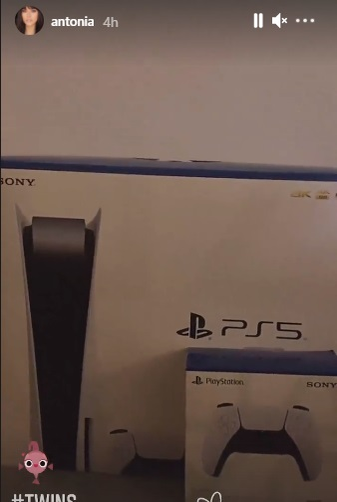Antonia a primit un PS5 de la Moș Crăciun