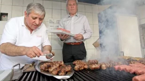 Sandu Cocoșatu' a dezvăluit rețeta secretă pentru cei mai gustoși mici! Dai lovitura cu ei la grătarul de 1 Mai