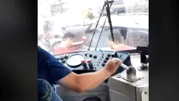 Caz șocant în București! Un vatman a intrat intenționat cu tramvaiul într-o mașină