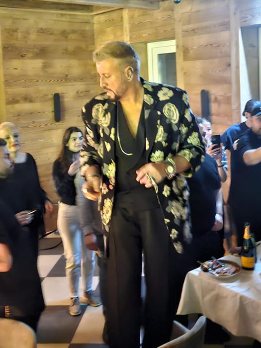 Cătălin Botezatu a împlinit 57 de ani și a dat o mega-petrecere. Cocoș de la Călărași a cântat până la 7 dimineața… Cireașa de pe tort: Ferrari de 300.000 €!