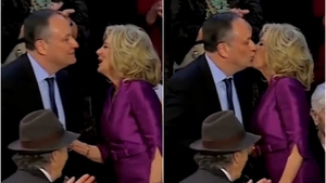 Sărut surprinzător între Jill Biden și Doug Emhoff, soțul vicepreședintei Kamala Harris! Momentul „pasional” a devenit viral