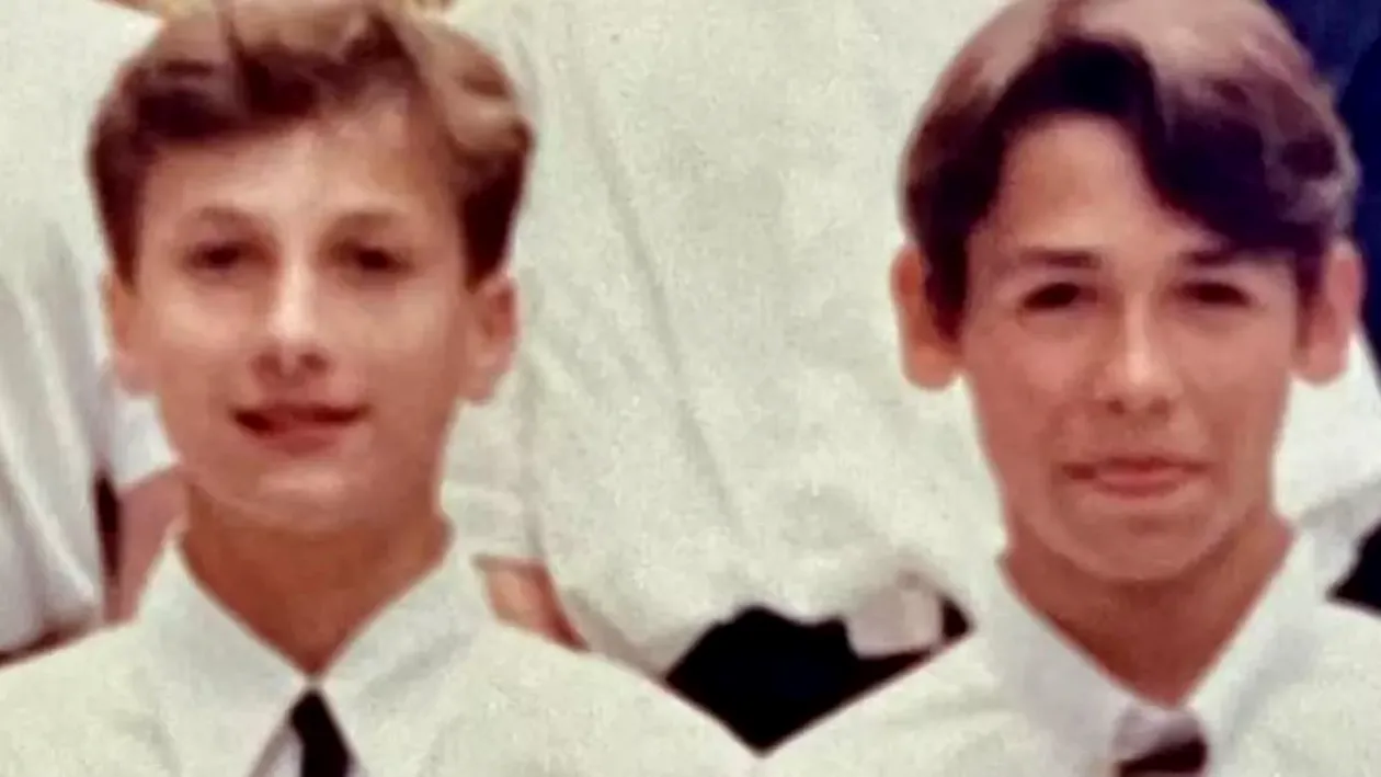 Băiețeii din imagine au ajuns două mari vedete TV ale României. Ți-ai dat seama cine sunt?