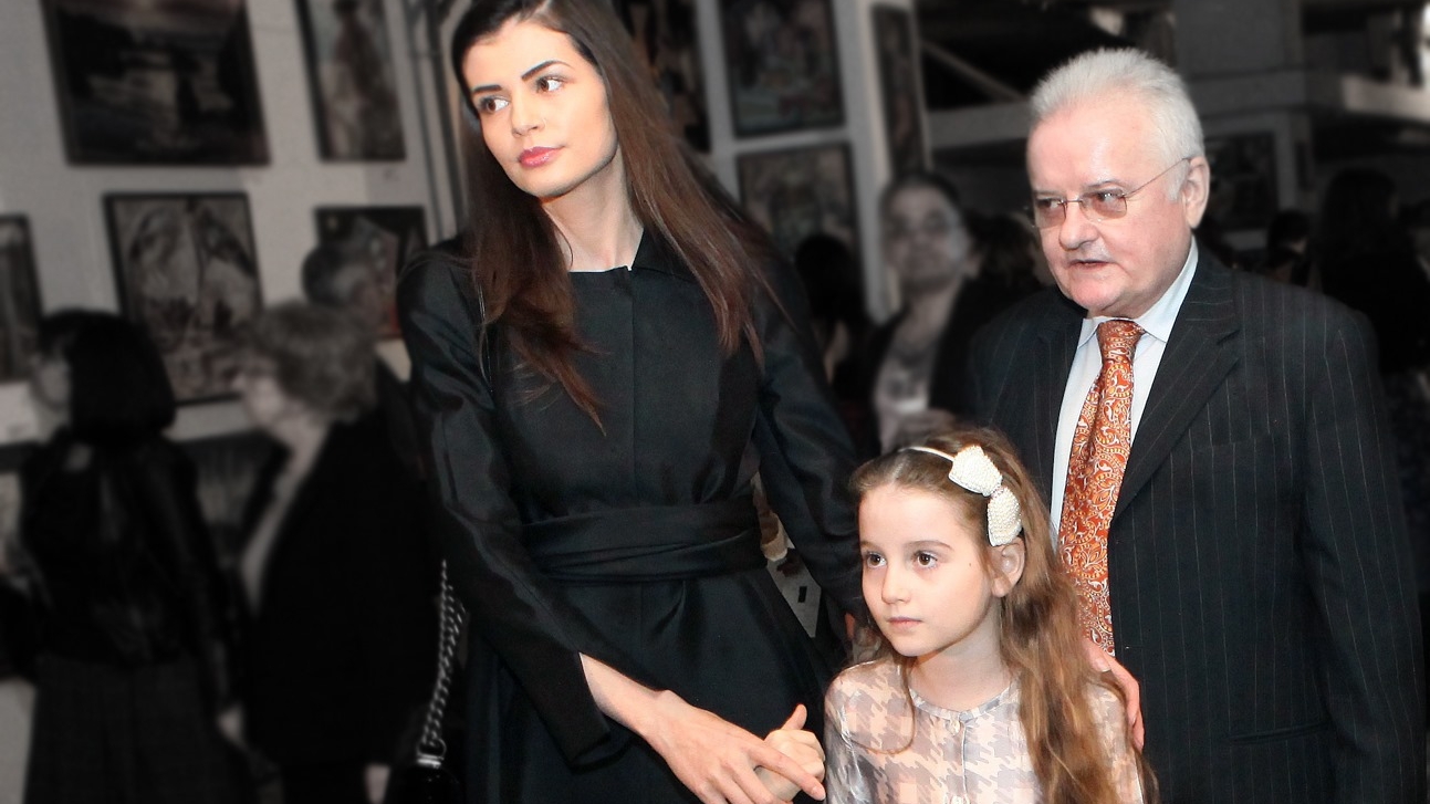 Detalii neștiute de la botezul fiicei lui Irinel Columbeanu: “Pentru cristelniță, îi pregătise o pereche de chiloței ornați cu cristale Swarovski” Pasaje incredibile din cartea “Apofenia”