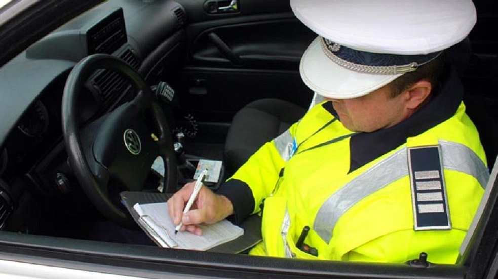 Anunț pentru șoferi! Vor putea plăti amenzile rutiere direct la polițiști