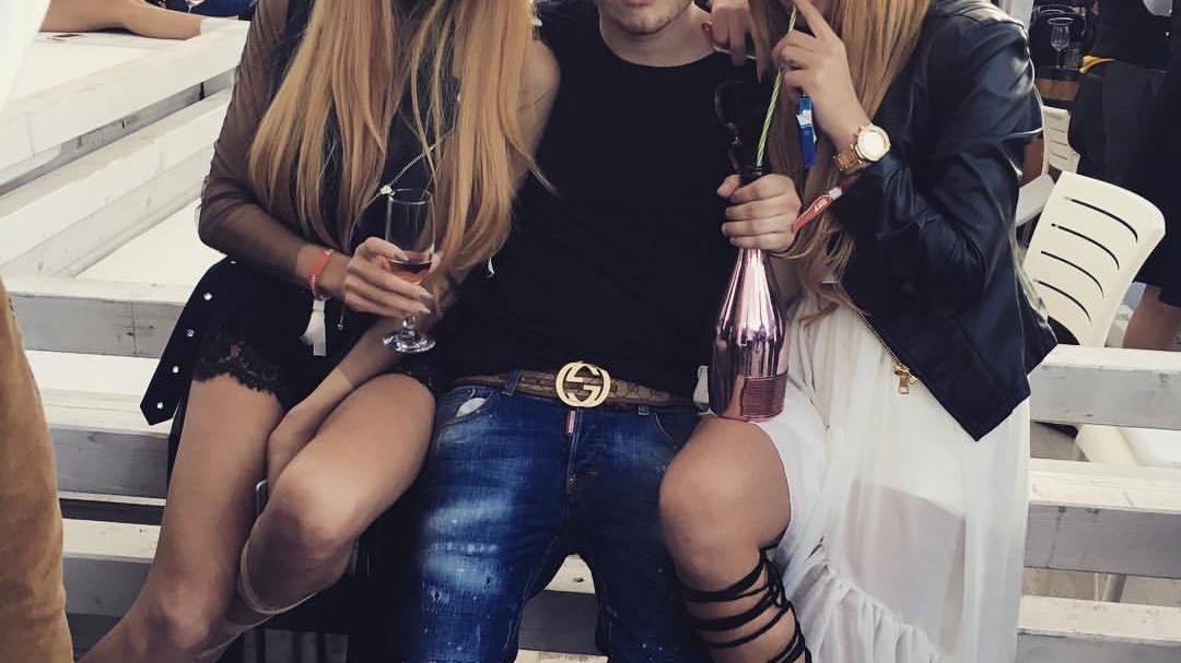 Tatăl lui a falimentat ”SUPER BINGO METROPOLIS”, iar el a cheltuit o avere în weekend, la MAMAIA. ”Prinţişorul BINGO” a comandat o roabă cu vin scump la LOFT!