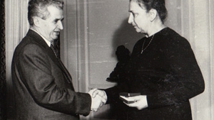 Filmata in timp ce lovea fara mila un bolnav! O persoana din anturajul lui Nicolae Ceausescu, arestata pentru maltratarea unor persoane cu Alzheimer!