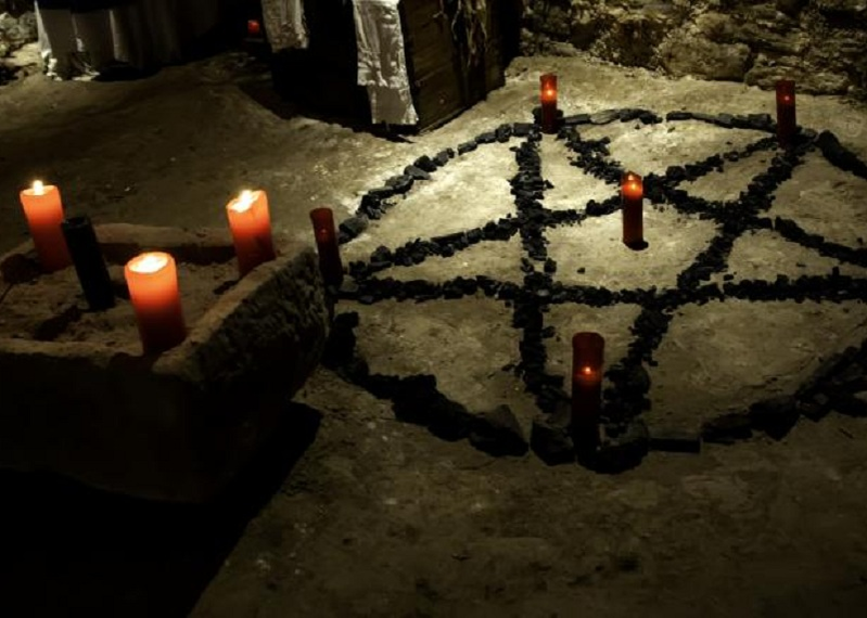 Tânărul a organizat un ritual satanic, în timpul căruia o fată ar fi fost drogată și violată