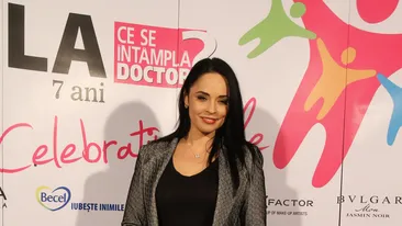 S-a ingrasat vizibil, dar stie sa pacaleasca aparatele de fotografiat! Vezi aici ce trucuri foloseste Andreea Marin ca sa-si ascunda suplusul de kilograme