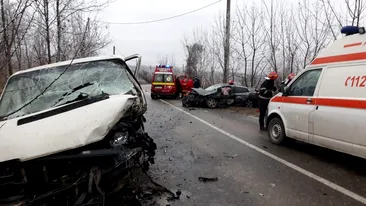Impact devastator în județul Prahova. La volan se afla un agent de poliție, iar patru persoane au ajuns la spital