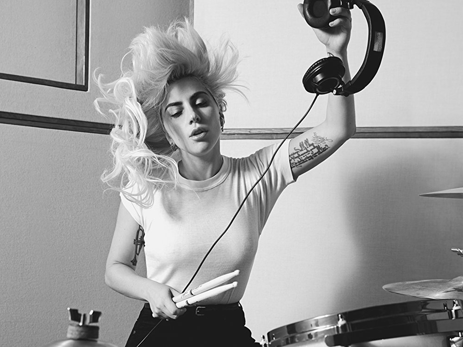 Ultima apariţie a faimoasei Lady Gaga i-a lăsat pe toţi cu gura căscată! La malul mării, cu posteriorul…