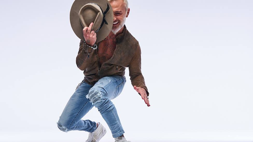 Gianluca Vacchi, kiki challenge în costum de baie pentru femei și... tocuri