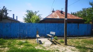 Doi bătrâni din comuna Ţibăneşti şi-au deschis un mini-bordel cu fete din sat și preţuri "ca la ţară". Câți lei costă o "experiență normală"