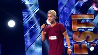 A fost abandonat la naştere, apoi adoptat în străinătate şi părăsit a doua oară la 12 ani! Povestea cruntă a unui concurent X Factor le-a adus lacrimi în ochi celor din platoul de filmare