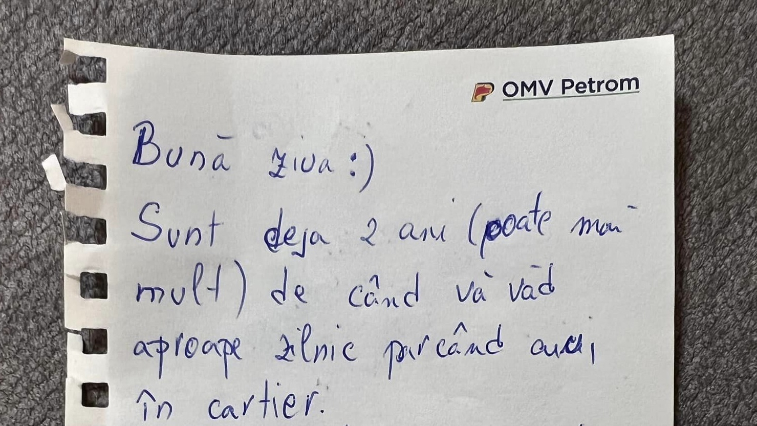 A parcat maşina într-un loc perfect regulamentar şi s-a "trezit" cu acest bileţel în geam. Ce scria pe el