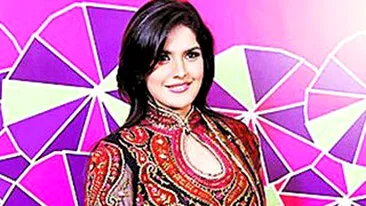 Pe Zarine Khan o puteti vedea, de astazi, in Veer, din cadrul colectiei MARI FILME INDIENE, lansata de CANCAN. A avut 100 de kilograme