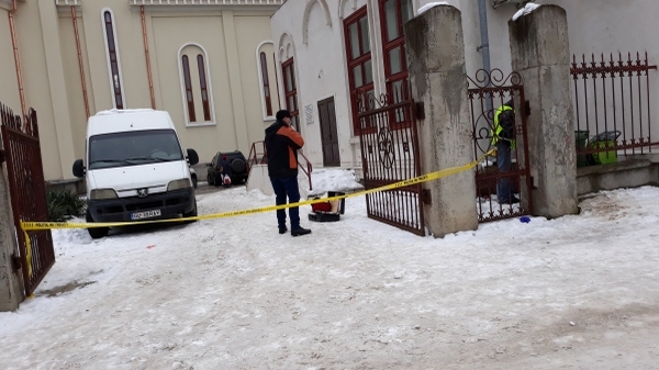 Găsit mort, gol și atârnat de gardul bisericii! Descoperire șocantă la Galați