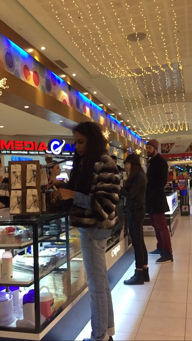Laurette şi-a scos verigheta şi a ieşit la cumpărături