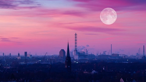 Ce este Superluna Roz, fenomenul care va fi vizibil chiar la noapte! Ce se întâmplă, de fapt, cu Luna