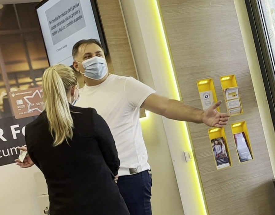 Vali Vijelie, într-un "raid" la bancă  / Sursă foto: CANCAN.RO