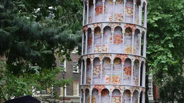 Turnul din Pisa, facut din cutii de pizza