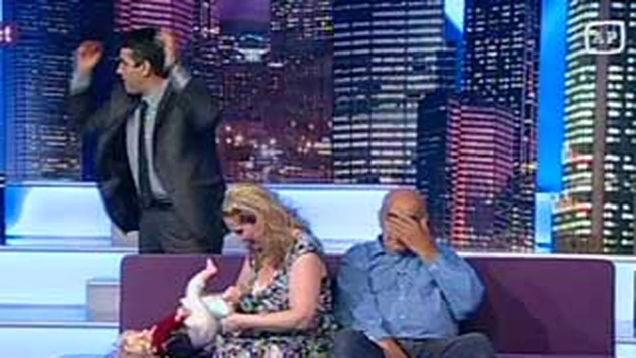 VIDEO Se pregateste de un copil? Uite cum schimba Oana Lis scutecele unei papusi!