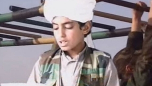 Fiul preferat al lui OSAMA BEN LADEN e oficial teroristul numărul 1 pe lista neagră a Statelor Unite!