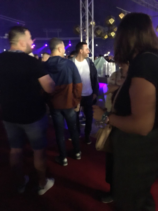 Adrian Cristea, apariție surprinzătoare la Untold! Cum s-a ferit “Prințul” de ploaia care nu a stricat cheful petrecăreților de la festival