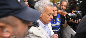 Susținătorii lui Călin Georgescu scandează, în a 27-a noapte la Arestul Central: „Să vă fie frică, poporul se ridică!” și „Călin Georgescu, executat politic!”. Robert Turcescu, printre manifestanți