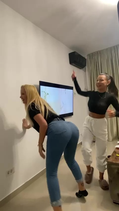 Simona Trașcă și Ana Mocanu, momente fierbinți la un party ”pe vechi”