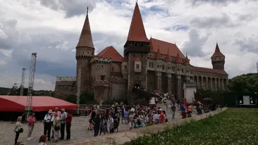 Un copil în scaun cu rotile a fost umilit la Castelul Corvinilor. Gestul incredibil făcut de o supraveghetoare: Nu aveți voie cu cărucior aici