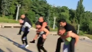 Cum traiesc baietii rai de Bucuresti?! Vin cu masini de sute de mii de euro in parcul Carol ca sa faca fitness - Vezi cum se antreneaza pe trepte si in zona de joaca pentru copii!