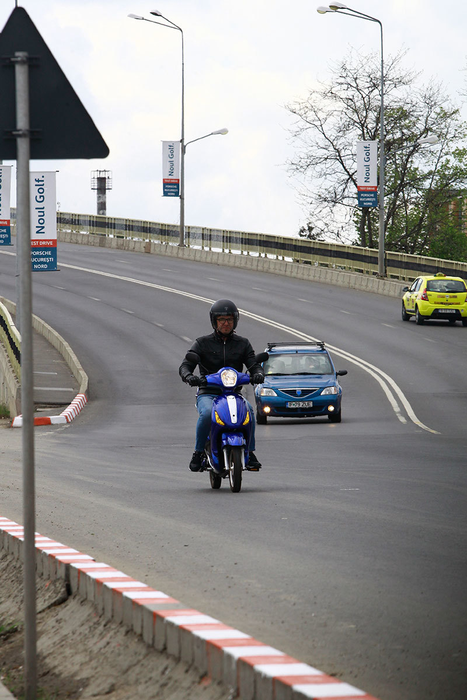 Galamaz se retrage, uşor, spre partea dreaptă a drumului în aşa fel încât să nu încurce traficul
