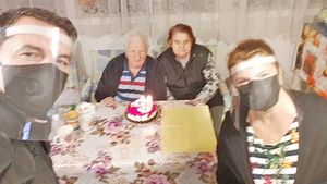 Mihaela Borcea i-a serbat ziua de naștere tatălui camuflată contra COVID-19. FOTO